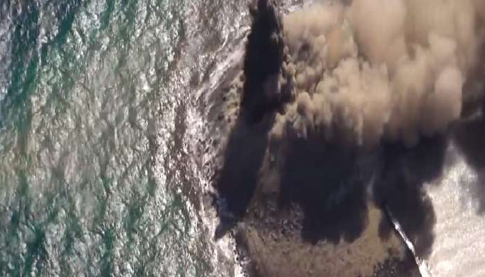 Video : भर समुद्रात अवघ्या काही मिनिटांत तयार झालं नविन बेट; व्हिडिओ पाहून अचंबित व्हाल