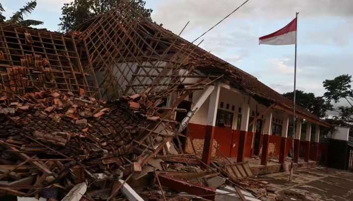 Indonesia earthquake : इंडोनेशियात भूकंपाचे जोरदार धक्के; 6.9 रिश्टर इतकी तीव्रता 