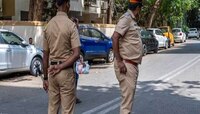 लाईव्ह पॉर्न दाखवत होत्या 2 अभिनेत्री, 1 अभिनेता; अचानक पोलिसांची धाड…