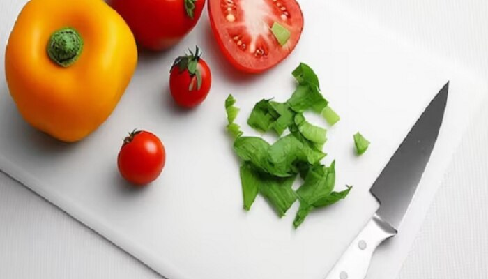 chopping Board, chopping board wooden, chopping board plastic, chopping board with knife, chopping board color coding, harmones, cutting board, chopping board plastic, chopping board impacts on health, chopping board price, मराठी बातम्या, चॉपिंग बोर्ड, 