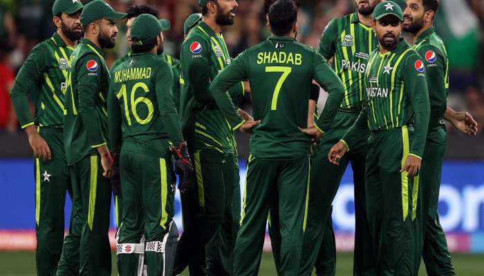 पाकिस्तान संघ मायदेशी पोहोचताच भूकंप, World Cup मधील अपमानानंतर दिग्गजाने दिला राजीनामा