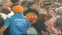 बाळासाहेबांच्या स्मृतीस्थळी राडा! ठाकरे आणि शिंदे गटाचे कार्यकर्ते भिडले; पाहा Video