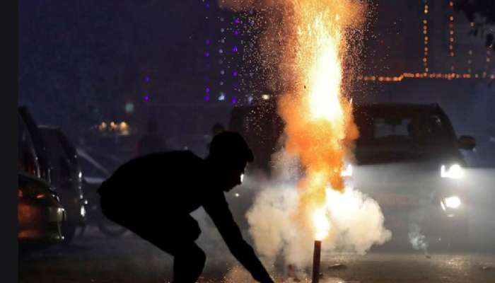 फटाके फोडण्यावरुन वाद, तिघे थेट रुग्णालयात; बंदूक काढली अन्...