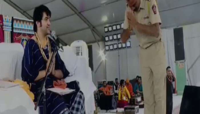 पुण्यात धीरेंद्र शास्त्रींच्या दरबारात पोलीस अधिकारी नतमस्तक, व्हिडिओ झाला व्हायरल