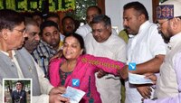 'हा काय नालायकपणा आहे,' शहीदाची आई रडत असताना भाजपा नेत्यांचं फोटो सेशन