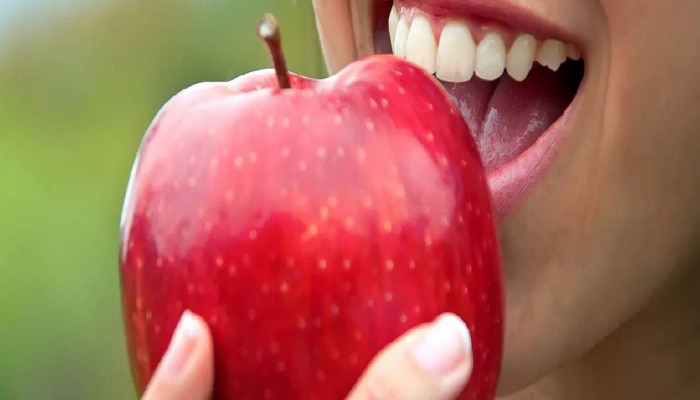 बाजारातून चमकदार सफरचंद विकत घेताय, मृत्यूला आमंत्रण देताय? जाणून घ्या Fact check