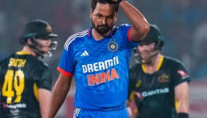 IND vs AUS : तिसऱ्या सामन्याआधीच 'जोर का झटका', मुकेश कुमारने अचानक का सोडली टीम इंडियाची साथ?