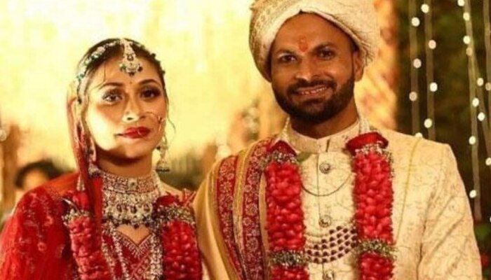 Mukesh Kumar Marriage : मुकेश कुमारचं शुभमंगल सावधान! &#039;क्लिन बोल्ड&#039; करणारी दिव्या सिंह आहे तरी कोण? 