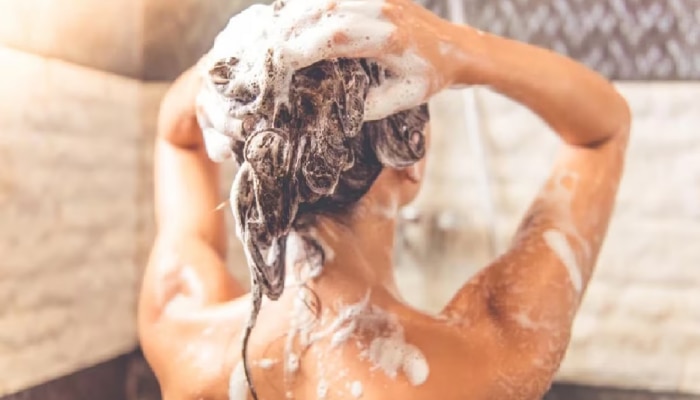 Hair Wash Rules : विवाहित महिलांनी कोणत्या दिवशी चुकूनही केस धुवू नये? नाहीतर...