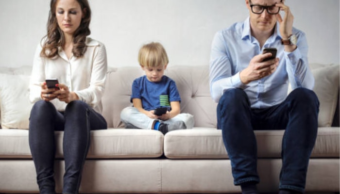 Mobile Addiction : पालकाचं मुलांपेक्षा मोबाईलवरच जास्त प्रेम, अहवालातून धक्कादायक खुलासा