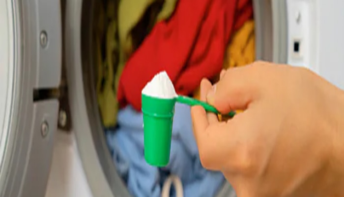 वॉशिंग मशीनमध्ये स्वेटर धुताना 'ही' एक वस्तू नक्की टाका, स्वेटर नव्यासारखे दिसेल