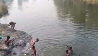 आश्रम शाळेत बाथरुमच नाही; कडाक्याच्या थंडीत विद्यार्थ्यांना नदीवर करावी लागतेय अंघोळ