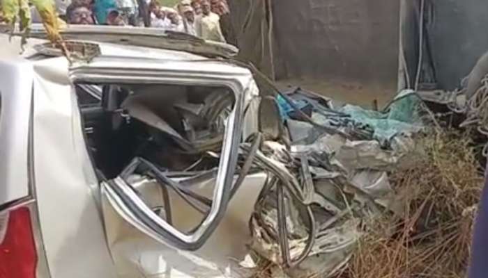 धान्य घेऊन जाणारा ट्रक कारवर कोसळला, पुण्यात भीषण अपघातात दोन ठार