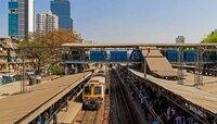सीएसएमटी कडे जाणारी लोकल... मध्य रेल्वेच्या स्टेशन वरील उद्घोषक कर्मचारीच अडचणीत