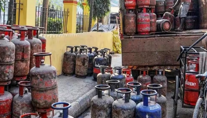 LPG Cylinder Price: गॅस सिलेंडर झाला &#039;इतका&#039; स्वस्त ; पाहा काय आहे कपातीनंतरची किंमत 