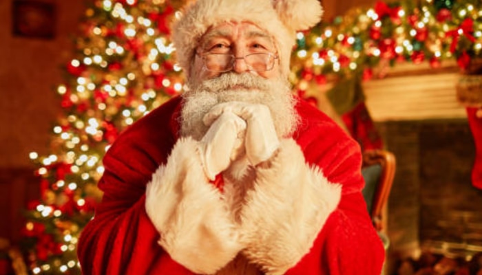 Christmas Day 2023 : ख्रिसमसच्या दिवशी सांताक्लॉज लाल कपडे का घालतात? यामागची रंजक कहाणी 