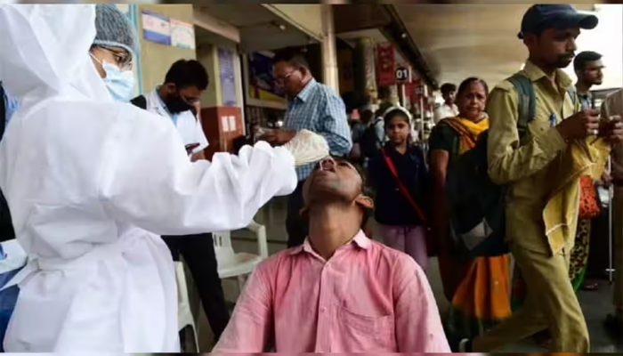 COVID-19 Updates: कोरोनाने पुन्हा वाढवली चिंता; एका दिवसात सापडले दुप्पट पॉझिटीव्ह रूग्ण 