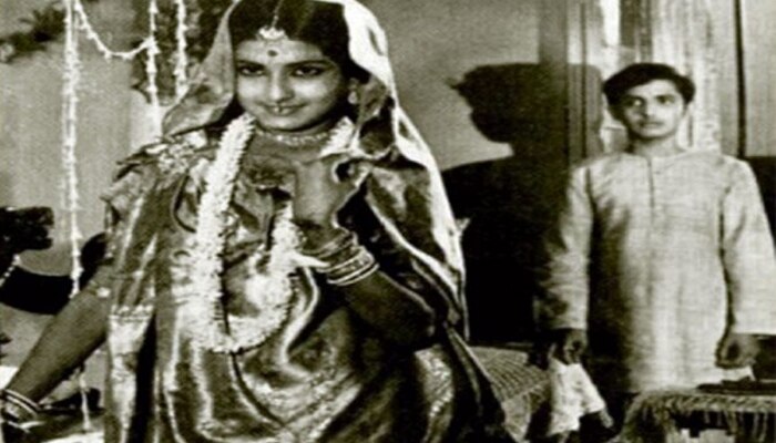 PHOTO : धर्मेंद्रच्या अभिनेत्रीचं वयाच्या 15 व्या वर्षी लग्न, 18 व्या वर्षी झाली आई, राजेश खन्नांनी विचारलं, मूल कोणाचं?