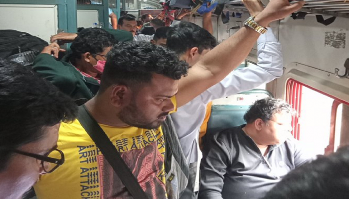 कन्फर्म तिकीट असतानाही उभ्यानं प्रवास; रेल्वे प्रवासादरम्यान 'या' प्रवाशासोबत जे घडलं ते तुमच्यासोबतही घडू शकतं