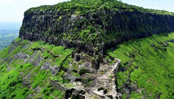 रामायणाशी संबंधित अंकाई किल्ल्याजवळ सापडलं भुयार; या किल्ल्यावर कसं जाल?