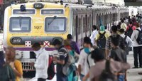 मुंबईकरांनो थर्टी फर्स्टसाठी घराबाहेर पडताय? आधी लोकलचे वेळापत्रक तपासा