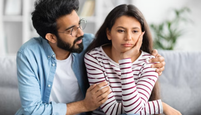 जोडीदार सतत चिंतेत असल्याने बिघडलंय वैवाहिक आयुष्य? 'या' टिप्स करतील मदत 