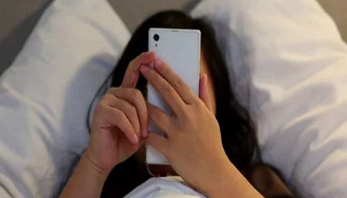 Health Tips : तुम्हीसुद्धा सकाळी उठल्या उठल्या मोबाईल चेक करता का? वेळीच ही सवय बदला अन्यथा...
