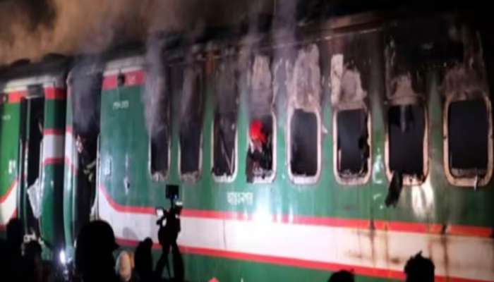 निवडणुकीआधी आंदोलकांनी लावली ट्रेनला आग; दोन मुलांसह पाच जणांचा मृत्यू
