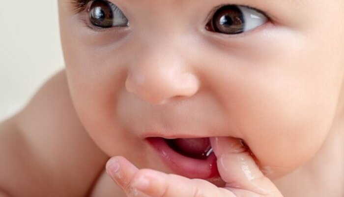 लहान मुलं सारखं तोंडात बोट का घालतात? चांगलं की वाईट लक्षण? 