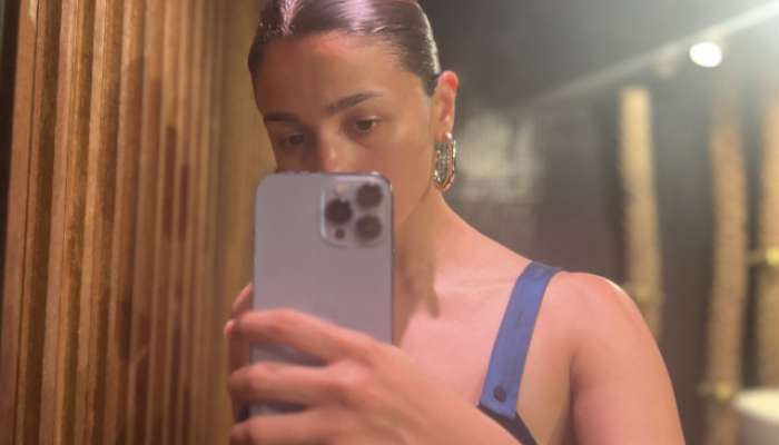 bollywood actress Alia Bhatt share vacation Bikini mirror look photos viral 