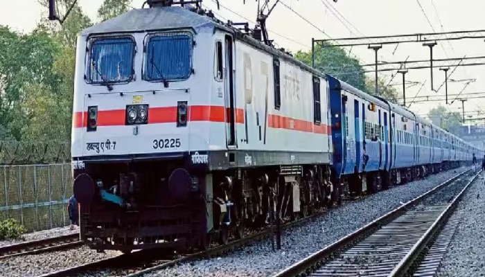 ट्रेनमध्ये वाद झाल्यास RPF नव्हे, &#039;इथं&#039; करायची तक्रार; कायम लक्षात ठेवा आणि योग्य मदत मिळवा 