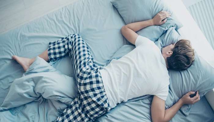 झोपण्याची योग्य पद्धत कोणती? जाणून घ्या संपूर्ण माहिती