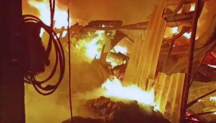 Pune Fire : पुण्यातील मार्केटयार्ड परिसरात लागली भीषण आग, 2 सिलेंडरचा स्फोट; फायर ब्रिगेडकडून शर्थीनं प्रयत्न!