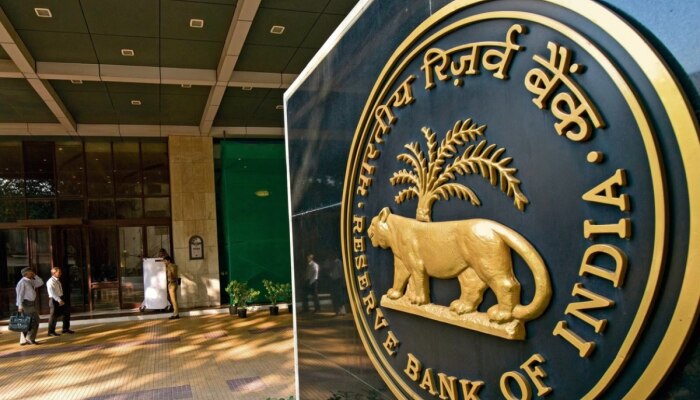 RBI कडून &#039;या&#039; बॅंकेचा परवाना रद्द तर 3 बॅंकाना पेनल्टी; ग्राहकांवर काय होणार परिणाम?