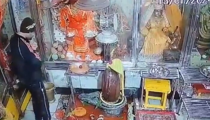 मला माफ कर! हात जोडले, कान पकडले अन् चोराने अशी पळवली देवीची मुर्ती, पाहा Video