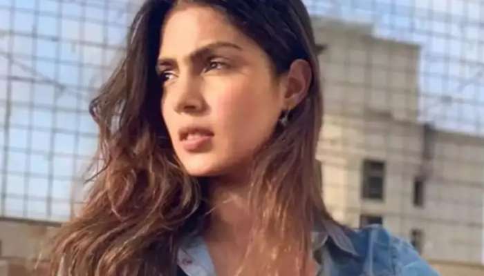 'घाणेरडं बाथरुम आणि जेवणाच्या नावावर...';जेलमध्ये काढलेल्या दिवसांत रियाला आला धक्कादायक अनुभव