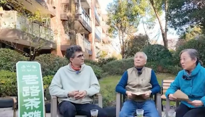 दुःख ऐकण्याचं दुकान! ग्राहकांना बोलावून 'हा' माणूस ऐकतो पर्सनल प्रॉब्लम आणि चहाही पाजतो
