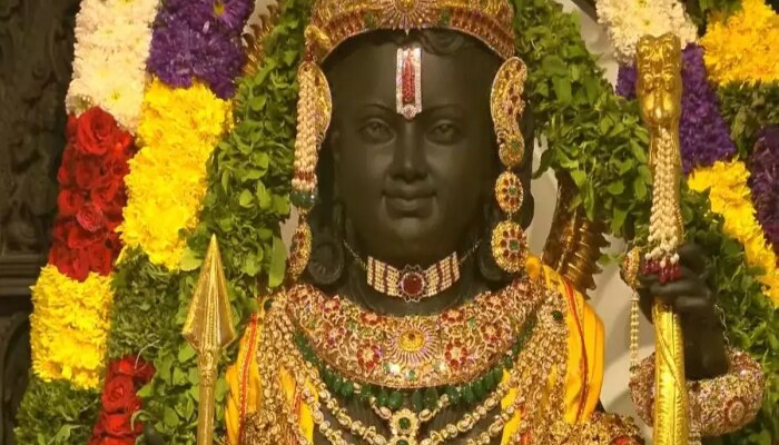 प्राणप्रतिष्ठेनंतर रामलल्ला अचानक सर्वांना टकामका पाहत हसला आणि मान डोलवू लागला; पाहा थक्क करणारा VIDEO