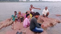 गडचिरोलीः महिला कामगारांना घेऊन जाणारी बोट वैनगंगा नदीपात्रात उलटली; एकीचा मृत्यू, 5