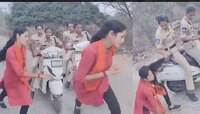 Video: स्कुटरवरील महिला पोलिसांनी विद्यार्थिनीबरोबर काय केलं पाहिलं का?