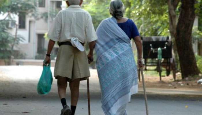 आई-वडिलांना न सांभाळणाऱ्या मुलांना प्रॉपर्टीतून करणार बेदखल; महाराष्ट्रातल्या 'या' गावाचा धाडसी निर्णय