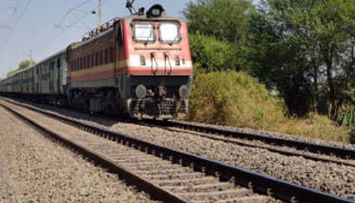 Indian railway, GK, Railway track, Train, reason behind stones kept under railway tracks, railway tracks , train tracks, जीके, रेल्वे रुळ, भारतीय रेल्वे 