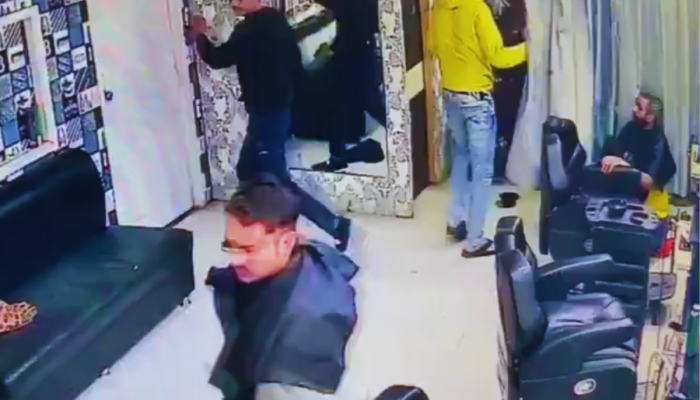 Delhi Crime : दिल्लीत नेमकं चाललंय काय? सलूनमध्ये दिवसाढवळ्या गोळीबार, पाहा थरकाप उडवणारा Video