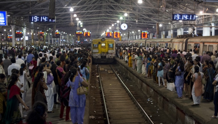 Mumbai Local : मुंबईची &#039;लाईफ लाईन&#039; थांबली! मध्य रेल्वेचा खोळंबा, तब्बल 84 लोकल गाड्या रद्द