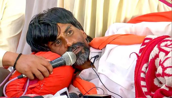 मनोज जरांगेंची प्रकृती खालावली, आरोग्य तपासणीसाठी नकार दिल्यामुळे डॉक्टरांचं पथक फिरलं माघारी