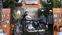 दमदार लूक पाहून होईल खरेदी करण्याचीच इच्छा; Jawa 350 Blue बाईकची किंमत किती?
