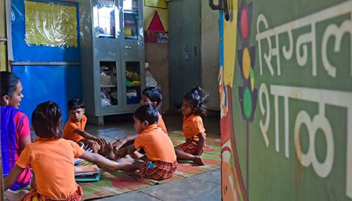 मुंबईतल्या बेघर मुलांच्या शिक्षणासाठी मोठं पाऊल, सुरु होणार पहिली &#039;सिग्नल शाळा&#039;