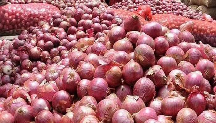 शेतकऱ्यांच्या तोंडाशी आलेला घास निसटला, कांद्याच्या दरात 'इतक्या' रुपयांनी घसरण