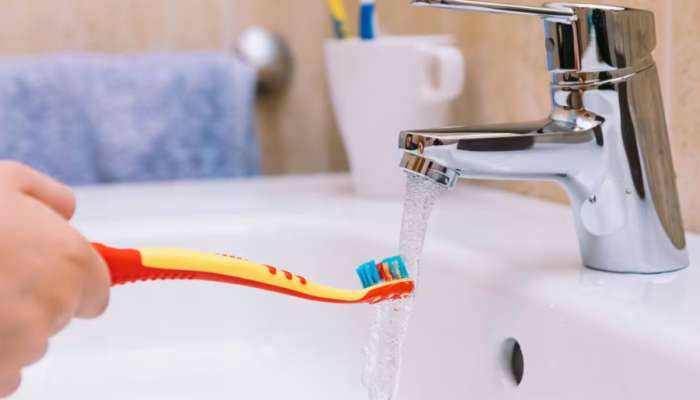  दात घासण्याआधी तुम्हीदेखील टुथब्रश ओला करताय? वाचा साइड इफेक्ट