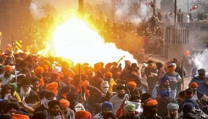 Farmer Protest : पोलिसांच्या अश्रू गोळ्यांना मिरची पावडरने प्रत्युत्तर, गोळीबारात एका शेतकऱ्याचा मृत्यू, तर 12 सैनिक जखमी!